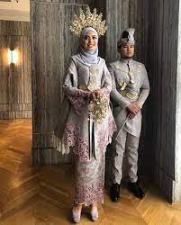 Baju kurung terdiri atas atasan lengan panjang yang longgar dan rok panjang yang mencapai tumit. Diana Nana Inai Busana Perkahwinan Tradisional Melayu Facebook