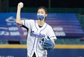 羅嘉翎 ig 湧進許多粉絲按讚，發現原來換下跆拳道服更可愛。（翻攝自chia__ling_@ig） 羅嘉翎的好身材讓她的私服造型都非常搶眼，例如選穿超短褲秀出大長腿。（翻攝自chia__ling_@ig） 剪著妹妹頭齊劉海，換上流行的高腰牛仔褲，羅嘉翎很懂得展現自己的身材優勢。 9f8a37arp7l Mm