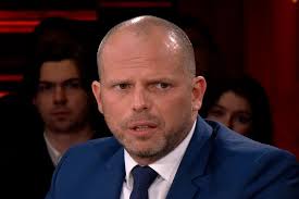 RECENSIE. 'Haat' van Freddy Michiels: Over moord, bidmatjes en  versprekingen ***