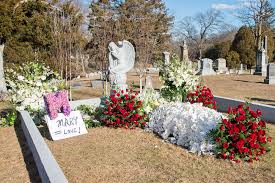 Mary Tyler Moore Buried At Private Funeral In Connecticut Famous Tombstones Famous Graves Mary Tyler Moore