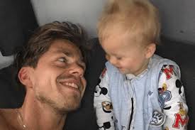 Ditmaal met een liedje dat hij voor zijn overleden vader zingt. Schattige Video Zoontje Andre Hazes Vertikt Het Zijn Vader Papa Te Noemen