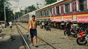 Seorang anti sosial yang merupakan salah satu dari macam macam tingkah laku dalam psikologi akan lebih sering menghindari kontak mata dan juga senyum terlalu lama pada orang. Faktor Penyebab Gejala Sosial Contoh Dan Dampaknya Tirto Id