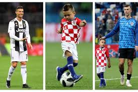 Obitelj perišić slavi 0dijeli vijestdijeli na facebook dijeli na twitter dijeli na viber dijeli na mail. Pogledajte Reakciju Perisiceva Sina Leonarda Dok Je Stajao Uz Ronalda Vecernji Hr