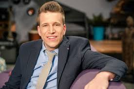 Een vlaamse acteur die de afgelopen twintig jaar in tientallen producties van onder andere studio 100 en disney speelde, is opgepakt vanwege vermeend kindermisbruik. Acteur Uit Thuis Is Totaal Onherkenbaar In Familie Het Belang Van Limburg Mobile