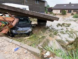 | #berneroberland #switzerland #schweiz #hagel das unwetter traf die stadt zürich mit voller wucht. Schweiz Heftige Unwetter Verwusten Ortschaften Im Kanton Neuenburg Der Spiegel