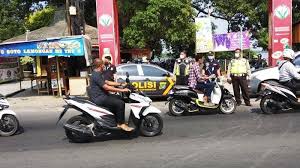 Tema lagu ini sebenarnya adalah tentang peperangan. Dhvnkuzhtvixpm
