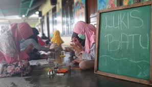 Bisa dilihat berapa banyak pelukis di indonesia dari mulai pelukis kondang hingga pelukis jalanan. Anak Tpa Masjid Al Azhar Lukis Batu Lalu Dijual Hasilnya Untuk Palestina Suara Jogja