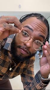 Quando você está bem vestido as pessoas repara em você, quando você está  mal vestido as pessoas reparam na sua roupa 🌚, Agora se você quer ir além  um bom acessório e muito importante., Um bom óculos ...