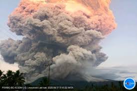 BNPB: Tak ada korban jiwa dari erupsi Lewotobi berlontar kerikil