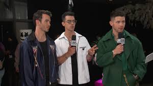 Nick jonas and priyanka chopra hit the red carpet in style before fulfilling their hosting and presenting duties at the 2021 billboard music awards. 5oi5osovkt7sgm