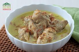 Beragam resep opor ayam ini bisa kamu jadikan pilihan untuk menghasilkan santapan menggugah selera. Resep Kemilaukulinerindonesia Resep Opor Ayam Menu Wajib Untuk Teman Ketupat Saat Lebaran Semua Halaman Sajian Sedap