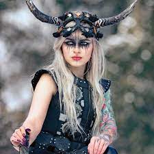 Welche kleidung und welche accessoires bei. Fasching Schminken 3 Angesagte Make Up Looks Zum Nachschminken Fasching Schminken Schminken Kriegerin Kostum