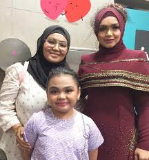 Lahir 11 januari 1979) merupakan seorang penyanyi, pelakon, penulis lagu, penerbit rakaman, pengacara televisyen. 10 Potret Kebersamaan Siti Nurhaliza Dan Dua Adik Perempuannya Kompak