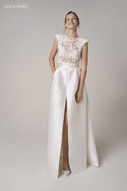 Achetez la robe parfaite pour un mariage, on a plein des accessoires et chaussures pour compléter le look ! Les Plus Belles Robes De Mariee Deux Pieces Pour Un Mariage En 2021