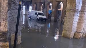 Verona oggi violento nubifragio con grandine e allagamenti 23 agosto 2020 bomba d'acqua montaggio di alcuni video girati da persone che hanno documentato gli. Maltempo Bombe Di Grandine Su Tutta Italia Forti Piogge Frane E Allagamenti Nel Nord Allerta Gialla In Piemonte La Stampa