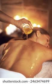 Body Oil Back Massage Masseuse Woman Stock Photo 2463474699 | Shutterstock