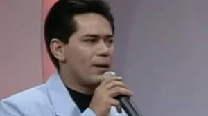 Em show, Selena Gomez amassa cartaz que pedia: 'Case com Justin, por favor'