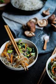 Nouilles Sautees Aux Legumes Japchae Vegan Sans Gluten Aime Mange Recette En 2020 Japchae Nouilles Sautees Aux Legumes Nouilles Sautees