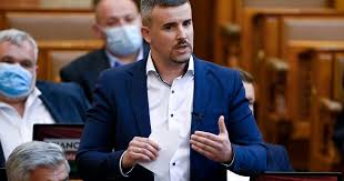 A jobbik elnöke a borsodi időközi választás után egy zsák krumplival kívánta érzékeltetni az akciója miatt kövér lászló házelnök rekordösszegű, 4,4 milliós bírságot szabott ki rá, amire jakab a köv. Jakab Peter Csaladja Gyurcsanyekkal Fogna Ossze A Jakab Peter Vezette Jobbik Kemma Exclusive Peter Justesen 70 Years Anniversary Sale Rickey Holloway