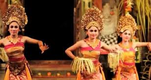 Balinese woman dancing tari pendet dance in bali indonesia. Tari Pendet Penjelasan Sejarah Fungsi Gerakan Dan Busana Lengkap