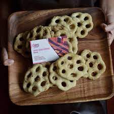 The kuih is dipped into the batter a second time and fried again to create a crispy texture. Kuih Cincin Istimewa Dari Sarawak Shopee Malaysia