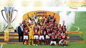 Escudo do flamengo é exposto próximo a um dos gols, no gramado do maracanã (foto: Vitoria Do Flamengo Sobre O Palmeiras Na Supercopa Do Brasil Gera Memes Na Internet Veja A Zoacao Bolavip Brasil