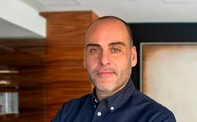 Abel de González, interiorista: "Pasamos 15 horas diarias en casa y, aun  así, hay rincones que no invitan a quedarnos: un comedor vacío, una cama  sin cabecero..."