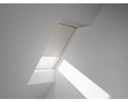 Durch die außen liegenden velux hitzeschutzprodukte bleibt der wohnraum daher angenehm kühl und luftig. Velux Vorteils Set Hitzeschutz Markise Transparent Schwarz Und Verdunkelungsrollo Beige Dop P10 1085s Bei Hornbach Kaufen