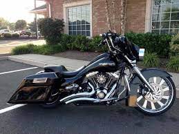 Great Bagger With Our Chrome Derailed Wheel The Derailed Wheel Is Available In A Polish C Street Glide Harley Custom Motorcycles Harley Harley Davidson Glide