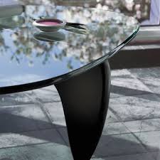 It stands on two chrome hairpin legs and one in wood reminiscent of a ship's rudder. Vitra Coffee Table Offizieller Vitra Online Shop
