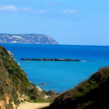 Πράσινη με βράχους που βουτάνε ξαφνικά στα βαθιά γαλάζια νερά. Koyntoyrata Kefalonia Home Facebook