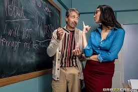 ▷ Bella Rolland in Old Man On Campus (Photo 4) | Brazzers