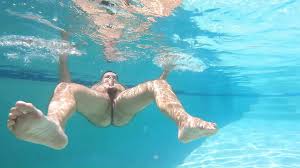 Hairy Man Frolics and Cums Underwater: American Gay Bear Porn