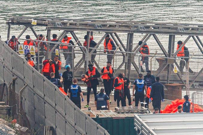 Record 800 migrants cross English Channel to UK in single day in December – Middle East Monitor