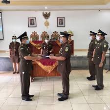 Kejaksaan republik indonesia adalah lembaga pemerintahan yang melaksanakan kekuasaan negara secara merdeka terutama pelaksanaan tugas dan kewenangan di bidang penuntutan dan melaksanakan tugas dan kewenangan di bidang penyidikan dan penuntutan perkara tindak pidana. Acara Pelantikan Dan Serah Terima Jabatan Kasi Pb3r Kejaksaan Negeri Tabanan Www Kejari Tabanan Go Id