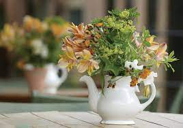 From formal arrangements fit to grace a wedding table at a reception to simple, sweet arrangements for summertime parties, you're sure to find. 33 Extravagant Floral Arrangements For Your Dining Table Home Stratosphere