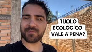 Escada de metal em alvenaria de tijolo ecológico