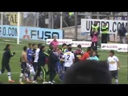 Colo colo y universidad de chile, equipos populares del fútbol chileno, obtuvieron valiosas victorias y no se dan tregua en la disputa por el título del torneo en tanto, iquique, audax italiano y o'higgins también tienen 21 puntos e igualmente tienen chances de pelear ante alguna caída de los líderes. Colo Colo Vs U De Chile El Escandalo Del Final Del Clasico 1 Youtube