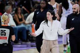 Caitlin Clark clashes with DeWanna Bonner and sends former teammate to the  bench during tense Mercury matchup | Marca