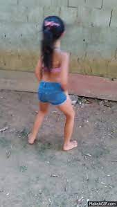 Novinhas dançando no banheiro de calcinha. Menina De 7 Anos Dancando Funk Marya Clara On Make A Gif
