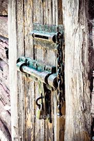 Old Door Lonely Chain Hanging Pencereler Kapi