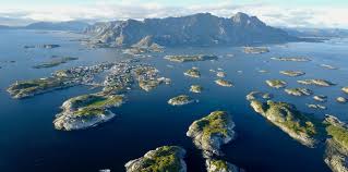 Henningsvær (norway, nordland), 68.15°, 14.2167°. Henningsvaer Bryggehotel Norway Pelorus