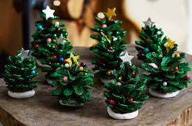 « en tombant, l'arbre écrasa tout ce qui se trouvait sur son passage à l'exception au xivème siècle, les décorations étaient composées de pommes, de confiseries et de petits gâteaux. Pommes De Pin Pour La Deco De Noel 58 Idees En Photos Archzine Fr