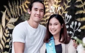 Wajahnya mengarah ke mukaku dengan kedua bola matanya yang indah menatap mataku. Mantan Pacar Yuki Kato Ariel Tatum Resmi Menikah Gaun Sang Istri Ramai Dikritik