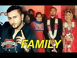 Yo Yo Honey Singh Family With Parents Wife And Sister Photos Yo Yo Honey Singh Sister Photos Trending Videos