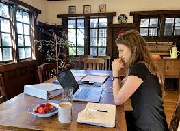 Kerja dari rumah sudah bisa dilakukan sejak zaman dulu, tetapi skarang ini sedang trend bahkan hampir semua orang melakukan kerja dari rumah atau istilah kerennya work from home (wfh). 6 Tips Kerja Dari Rumah Salah Satunya Berolahraga