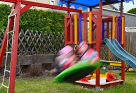 Bieten sie mit den geprüften kinderspielgeräten von der gartenhaus gmbh ihren kindern die möglichkeit sich mit spiel und spaß an der frischen luft auszutoben. Dekra Gibt Tipps Fur Sichere Spielgerate Im Eigenen Garten