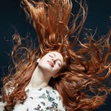 How to dye your hair naturally (with coffee). Feurige Haarpracht Was Rothaarige Schmerzhaft Einzigartig Macht Welt Fly Away Hair Hair Hair In The Wind
