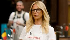 Claudia «la gunda» fontán protagonizó un papelón en masterchef cuando se le cayó al piso el postre que estaba cocinando y no tuvo mejor idea que levantarlo del piso, volverlo a poner y seguir como si nada hubiera pasada. Paf49ecfzmb3lm
