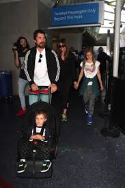 Anecdote sur son incroyable perte de poids pour the machinist. Christian Bale Arrives At Lax With His Family